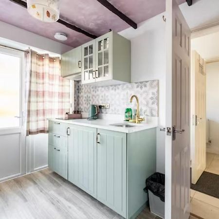 Bedroom With Kitchenette, Private Bathroom And Parking Cardiff Exterior photo
